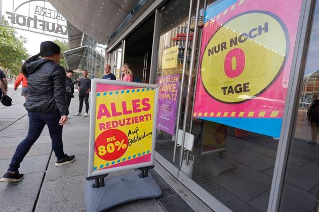 News Themen der Woche KW34 News Bilder des Tages RECORD DATE NOT STATED 22.08.2024, Chemnitz, Markt, Gläsernes Kaufhaus, Gläserner Kaufhof, heute pünktlich 10 Uhr öffnete der Kaufhof wohl zum lezten mal seine Türen kaufwillige einzulassen. Einige Kunden warteten schon vor der Tür noch ein Rabatt-Schnäppchen zu ergattern..Aber eigentlich ist schon alles abverkauft, einige Kleiderpuppen warten noch auf eine neue Heimat und wenige Rester aus allen Bereichen liegen noch aus, Vitrinen mit Schmuck und Uhren sind leer. Große Bereiche sind schon abgesperrt. Chemnitz Sachsen BRD *** 22 08 2024, Chemnitz, Markt, Gläsernes Kaufhaus, Gläserner Kaufhof, today punctually at 10 a.m. the Kaufhof opened its doors for the last time to let in customers willing to buy Some customers were already waiting in front of the d