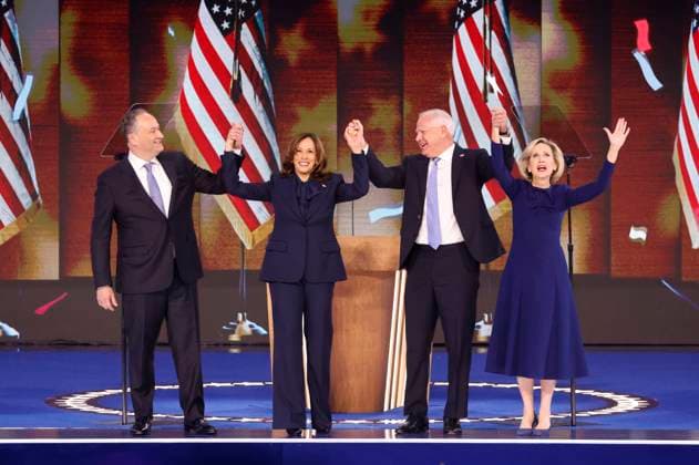 News Themen der Woche KW34 News Bilder des Tages Democratic presidential candidate Vice President Kamala Harris and Second Gentleman Doug Emhoff are joined by.Democratic vice presidential candidate Minnesota Gov. Tim Walz and his wife Gwen Walz at the 2024 Democratic National Convention at the United Center in Chicago, Illinois on Thursday, August 22, 2024. The theme for the final day is For Our Future .  CHI20240822936 TANNENxMAURY