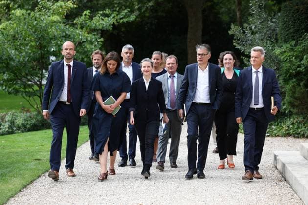 News Themen der Woche KW34 News Bilder des Tages President Macron Meets NFP Party Leaders - Paris Manuel Bompard (La France Insoumise), Marine Tondelier (Ecologists), French left-wing alliance New Popular Front (Nouveau Front Populaire, NFP) leaders, Olivier Faure (Socialists), Fabien Roussel (Communists) accompanied by their pick for prime minister, Lucie Castets, arrive at the Elysee Palace in Paris, France on August 23, 2024 for a meeting with French president Emmanuel Macron. The meeting is the first in a series between Macron and the heads of parties and parliamentary groups, to appoint a successor to the resigning prime minister, Gabriel Attal. Photo by Raphael Lafargue ABACAPRESS.COM Paris France  Copyright: xLafarguexRaphael ABACAx