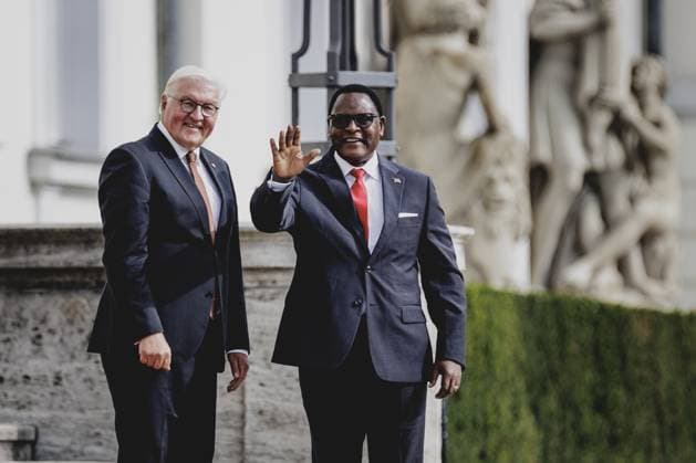 News Themen der Woche KW34 News Bilder des Tages (L-R) Bundespraesident Frank-Walter Steinmeier empfaengt Lazarus McCarthy Chakwera, Praesident von Malawi, mit militaerischen Ehren im Schloss Bellevue in Berlin, 23.08.2024. Berlin Deutschland *** L R German President Frank Walter Steinmeier receives Lazarus McCarthy Chakwera, President of Malawi, with military honors at Bellevue Palace in Berlin, 23 08 2024 Berlin Germany Copyright: xFlorianxGaertner photothek.dex