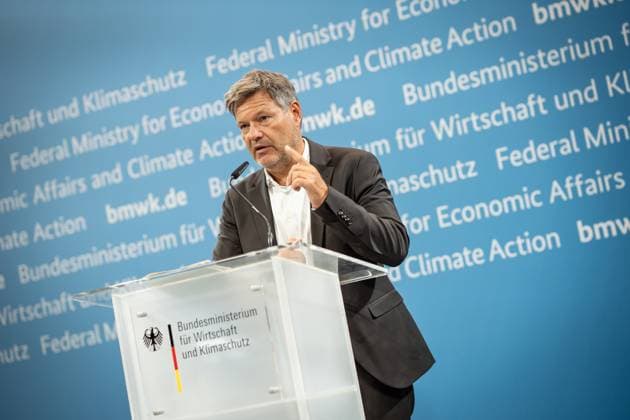 News Themen der Woche KW34 News Bilder des Tages Bundeswirtschaftsminister Robert Habeck stellt das neue Förderprogramm für Klein- und Mittelständische Unternehmen vor.;Robert Habeck, Bundesminister für Wirtschaft und Klimaschutz - Pressekonferenz zum Thema Bundesförderung Industrie und Klimaschutz BIK, Berlin Berlin Deutschland BMWK *** Federal Minister for Economic Affairs Robert Habeck presents the new funding program for small and medium-sized enterprises Robert Habeck, Federal Minister for Economic Affairs and Climate Protection Press conference on federal funding for industry and climate protection BIK, Berlin Berlin Germany BMWK