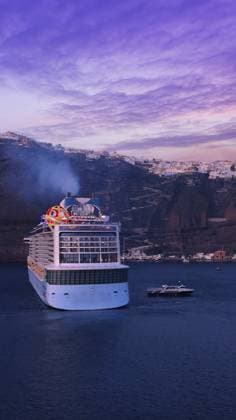 Griechenland Inseln, Kreuzfahrtschiff angedockt in der Nähe von Santorini Insel auf einer Kreuzfahrt Urlaub im Mittelmeer Greece Islands, cruise ship docked near Santorini island on a cruise vacation in Mediterranean Copyright: imageBROKER elov ibxelo11106889.jpg