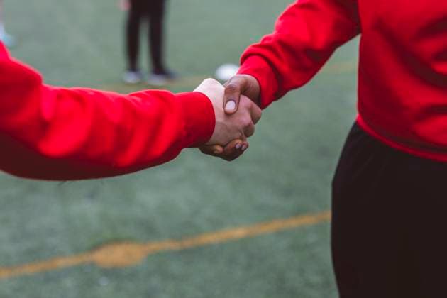 Creative Highlights Symbolbilder Soccer players shaking hands on field model released, Symbolfoto, ALZF00500