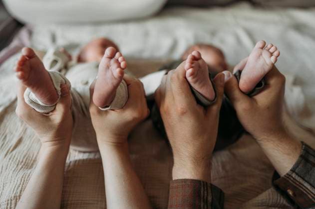 Creative Highlights Symbolbilder Parents holding baby boys legs at home model released, Symbolfoto property released, ANAF03579