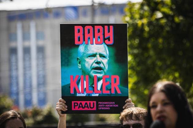 August 22, 2024, Chicago, Illinois, USA: Members of pro-life groups Live Action and Progressive Anti-Abortion Uprising protest in fron of the United Center. Chicago USA - ZUMAd256 20240822_znp_d256_163 Copyright: xDavexDeckerx
