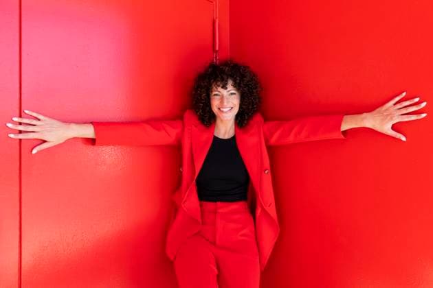 Creative Highlights Symbolbilder Playful businesswoman leaning on red wall model released, Symbolfoto, LMCF01420