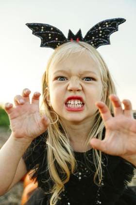 Creative Highlights Symbolbilder Little girl wearing bat costume and gesturing at field model released, Symbolfoto, NSTF00304