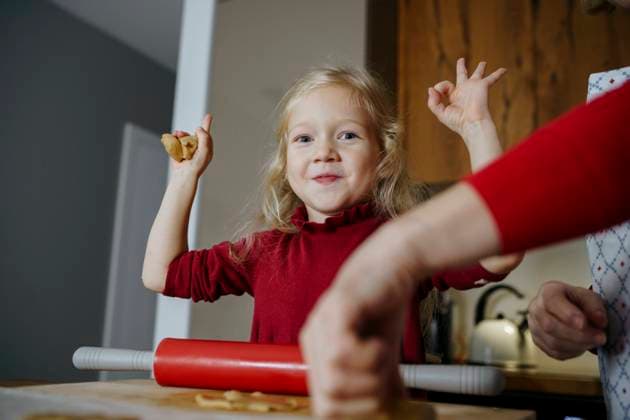 Creative Highlights Symbolbilder Cute girl gesturing in kitchen at home model released, Symbolfoto property released, NSTF00328