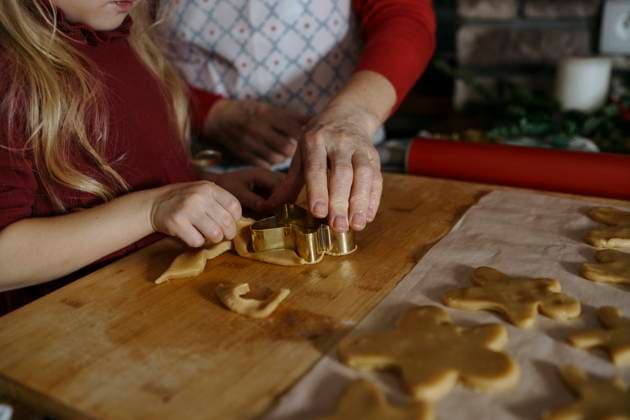Grandmother helping grandchild to cut cookies with cookie cutter in kitchen at home model released, Symbolfoto property released, NSTF00332
