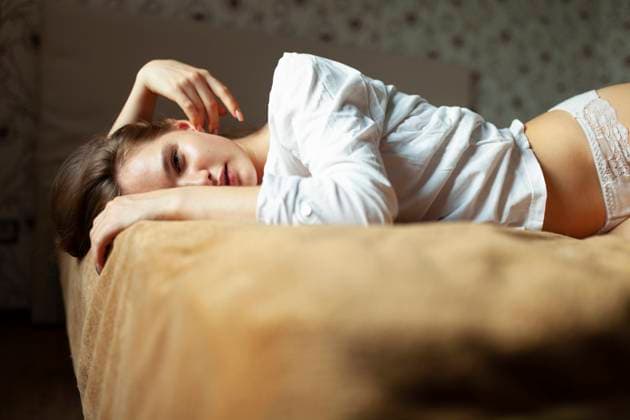 Creative Highlights Symbolbilder Sensuous woman lying on bed in bedroom model released, Symbolfoto, VCF00119