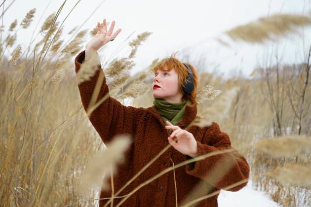 Creative Highlights Symbolbilder Redhead woman standing and gesturing in winter model released, Symbolfoto, VCF00132