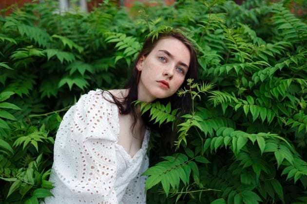 Creative Highlights Symbolbilder Teenage girl surrounded by leaves in garden model released, Symbolfoto, VCF00150