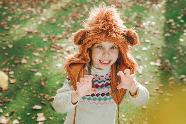 Creative Highlights Symbolbilder Playful girl wearing fur hat spending leisure time in garden model released, Symbolfoto, YTF01057