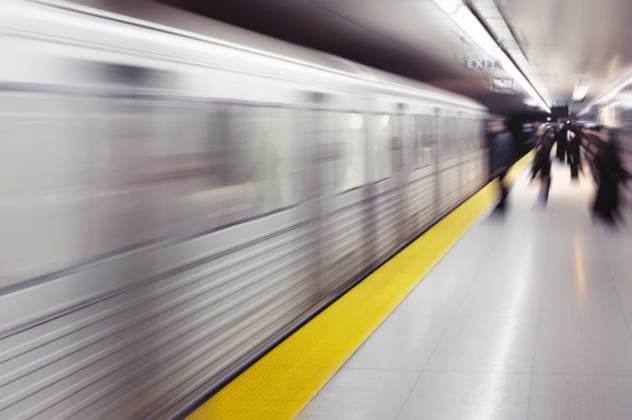 U-Bahn-Zug, der an einem Bahnsteig ankommt, mit einem künstlerischen Bewegungsunschärfe- und Zoom-Effekt. TTC, Toronto, Kanada, Nordamerika Subway train arriving to a platform with an artistic motion blur and zoom effect. TTC, Toronto, Canada, North America Copyright: imageBROKER OleksiyxMaksymenko ibxalx08942327.jpg
