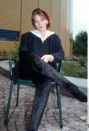 Juliane Werding 06 91 nou Frau Musik Pop Schlager Medizin Heilpraxis rothaarig leger hoch ganz sitzend Stuhl draußen Haarband neutral *** Juliane Werding 06 91 nou woman music pop hits medicine healing practice redhead casual high whole sitting chair outside hairband neutral