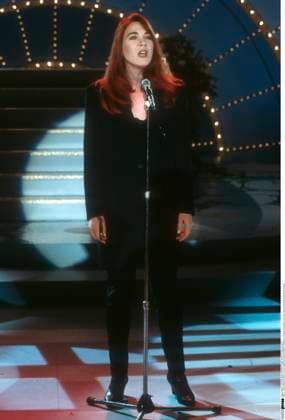 Juliane Werding 09 92 nou Frau Musik Pop Schlager Medizin Heilpraxis rothaarig langhaarig seriös hoch ganz stehend Bühne Mikrophon singend *** Juliane Werding 09 92 nou woman music pop pop music medicine healing practice red-haired long-haired serious high standing all stage microphone singing
