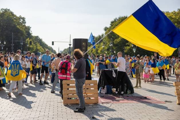 News Themen der Woche KW34 News Bilder des Tages Ukrainian Independence Day In Berlin An unidentified protester disrupts the peaceful rally at the Brandenburg Gate in Berlin, Germany, on August 24, 2024. The man, who removes his shirt to reveal flags painted on his chest, carries a sign and shouts incomprehensible slogans before inflicting self-harm with a knife. Police apprehend him. Despite the incident, demonstrators wave Ukrainian flags as they participate in the event, which features music from Ukrainian DJs and a collective effort to create a camouflage net. Berlin Germany  Copyright: xRenatoxFrancoxBuenox originalFilename: bueno-notitle240824_nplTJ.jpg