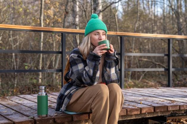 Calm relaxed woman warming up with hot tea, taking break on ecological trail in autumn forest Calm relaxed woman warming up with hot tea, taking break on ecological trail in autumn forest, enjoying silence. Woman resting while active hiking, morning trek in forest, active lifestyle, travelling ,model released, Symbolfoto Copyright: xZoonar.com DmitriixMarchenkox 22080430 ,model released, Symbolfoto ,property released
