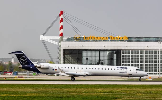 Lufthansa Cityline Munich, Germany, 8th Apr 2024: A Lufthansa Cityline Mitsubishi CRJ-900LR takes off from the runway at Munich Airport. Registration D-ACNW. (Photo by Andreas Haas dieBildmanufaktur) *** Lufthansa Cityline Munich, Germany, 8th Apr 2024 A Lufthansa Cityline Mitsubishi CRJ 900LR takes off from the runway at Munich Airport Registration D ACNW Photo by Andreas Haas dieBildmanufaktur