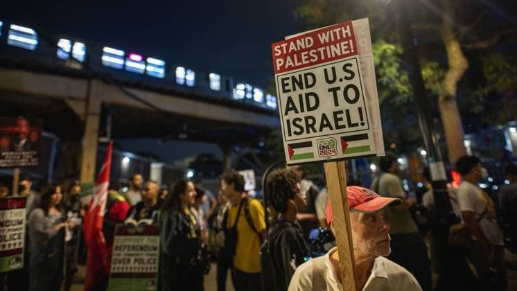Pro-Palestine March On DNC On Final Day Of Convention, Chicago Thousands join the third March on DNC in Chicago, United States, on August 22, 2024, demanding an end to the war on Gaza. After the march, a small group of protesters breaks off to try to block traffic. Chicago United States  Copyright: xJ.W.xHendricksx originalFilename: hendricks-propales240822_npJbL.jpg
