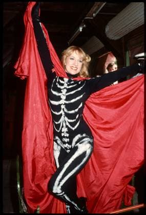 Praterrummel um Dagmar KOLLER Wien, Wurstelprater, 21. Mai 1983 Als sexy Geist verkleidete Sängerin, Tänzerin und Schauspielerin Dagmar KOLLER Wettpate Dagmar KOLLER hat ihre Wette verloren und sich zur Verfügung gestellt, in einer Geisterbahn im Wiener Wurstelprater 24 Stunden als Geist zu arbeiten. Wetten, dass¦? . Folge 15 vom 16. April 1983 aus Augsburg mit Frank ELSNER (siehe Link) https: www.youtube.com watch?v=oANHTAtXgI4 https: de.wikipedia.org wiki Dagmar_Koller https: www.discogs.com de artist 507211-Dagmar-Koller - Archivbild Wien Austria *** Prater hype about Dagmar KOLLER Vienna, Wurstelprater, May 21, 1983 Singer, dancer and actress Dagmar KOLLER disguised as a sexy ghost Betting sponsor Dagmar KOLLER lost vr_46244110