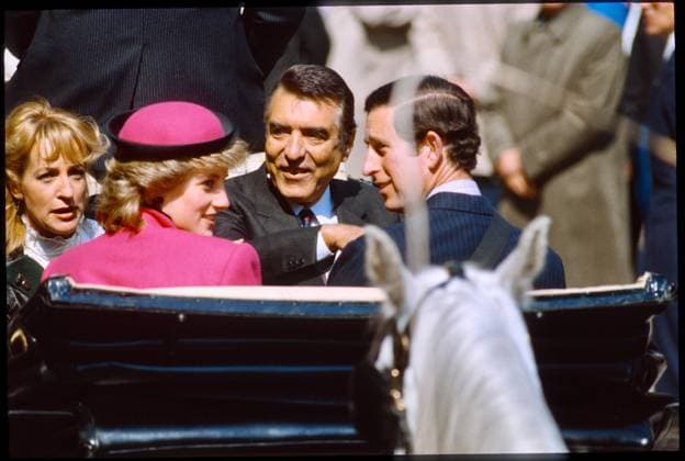 Offizieller Besuch Ihrer Königlichen Hoheiten des Prinzen und der Prinzessin von Wales Wien, Innere Stadt, Michaele Platz, Albertina, 14. - 16. April 1986 Vom 14. bis 16. April 1986 stattete Prinz Charles gemeinsam mit Prinzessin Diana Wien einen Besuch ab. Anlass für die Visite waren die Britischen Wochen in der Bundeshauptstadt. Unter allgemeinem Interesse besuchte das Paar die Albertina, die Wiener Sängerknaben, fuhr mit dem Fiaker und spazierte mit Bürgermeister Zilk durch die Innenstadt. Vereinigtes Königreich, England, Britisches Königshaus, König, Charles III. Kutschenfahrt, Bürgermeister Helmut Zilk und Ehefrau Dagmar Koller - Archivbild Wien Austria *** Official visit of Their Royal Highnesses The Prince and Princes vr_46407231