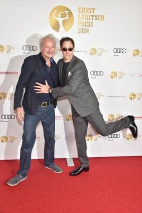 Verleihung des Ernst-Lubitsch-Preises 2024 Leander Haussmann ind Marc Hosemann haben Spass miteinander Ankunft, zur Verleihung des Ernst-Lubitsch-Preises 2024 im Rahmen einer Matinee im Berliner ZOO PALAST statt in Berlin, am 25.08.2024