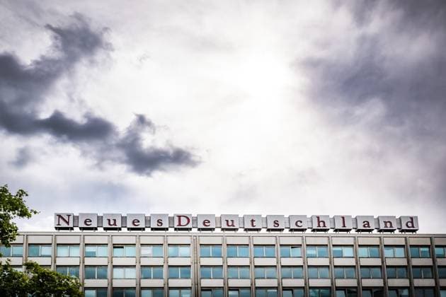 Berlin Friedrichshain-Kreuzberg, Verlagshaus der Tageszeitung ND, ehemals Neues Deutschland am Franz-Mehring-Platz; Pressefest der UZ Unsere Zeit, Zeitung der DKP Deutsche Kommunistische Partei - 25.08.2024 Berlin *** Berlin Friedrichshain Kreuzberg, publishing house of the daily newspaper ND, formerly Neues Deutschland on Franz Mehring Platz Press festival of UZ Unsere Zeit, newspaper of the DKP German Communist Party 25 08 2024 Berlin