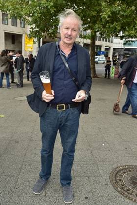 Verleihung des Ernst-Lubitsch-Preises 2024 Leander Haussmann goennt sich ein Weizenbier Ankunft, zur Verleihung des Ernst-Lubitsch-Preises 2024 im Rahmen einer Matinee im Berliner ZOO PALAST statt in Berlin, am 25.08.2024