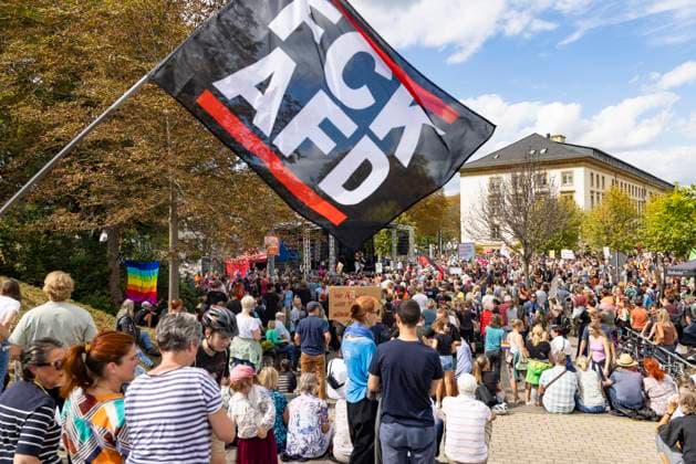 Bilder des Jahres 2024, News 08 August News Themen der Woche KW34 News Bilder des Tages Barber Angels 25082024 - Bei einer Kundgebung des Erfurter Buendnis Auf die Plaetze sind mehrere Tausend Menschen vor dem Thueringer Landtag in Erfurt zusammengekommen. Sie demonstrierten gegen einen gesellschaftlichen Rechtsruck und einen Wahlerfolg der Partei Alternative fuer Deutschland (AfD). Erfurt Thueringer Landtag Thueringen Germany *** Barber Angels 25082024 Several thousand people gathered in front of the Thuringian state parliament in Erfurt at a rally organized by the Erfurt Alliance on the Places They demonstrated against a social shift to the right and the electoral success of the Alternative for Germany AfD party Erfurt Thuringian state parliament Thuringia Germany 250824_ppb_klein-41