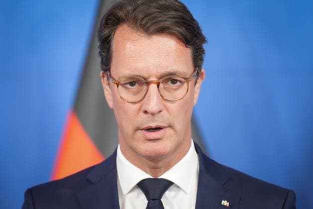 News Bilder des Tages Pressestatement NRW Ministerpraesident Wuest Ministerpraesident Hendrik Wuest im Portrait beim Pressestatement zur Sondersitzung des NRW Kabinett nach dem Anschlag in Solingen, Duesseldorf, 25.08.2024 Duesseldorf Nordrhein-Westfalen Deutschland *** Press statement NRW State Premier Wuest State Premier Hendrik Wuest in portrait at the press statement for the special meeting of the NRW Cabinet following the attack in Solingen, Duesseldorf, 25 08 2024 Duesseldorf North Rhine-Westphalia Germany