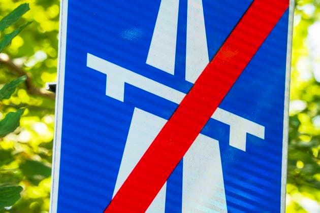 Autobahnende, Schild an einer Autobahnabfahrt, München, August 2024 Deutschland, München, August 2024, Schild Autobahnende, Verkehrszeichen Ende der Autobahn, Autobahnsymbol mit rotem Balken durchgestrichen, Autobahnen, Bayern, *** Freeway end, sign at a freeway exit, Munich, August 2024 Germany, Munich, August 2024, sign freeway end, traffic sign end of freeway, freeway symbol with red bar crossed out, freeways, Bavaria,