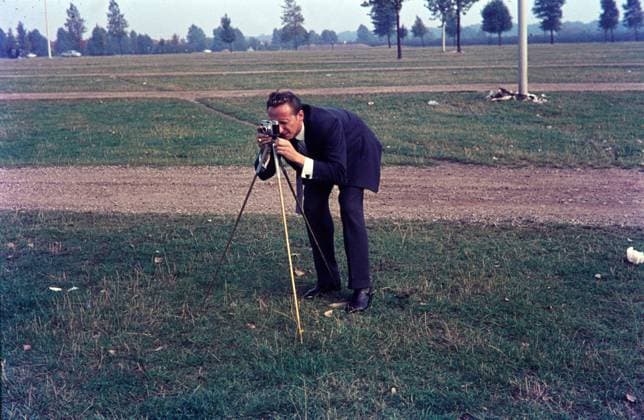 Symbolfoto GER, 20240207, Fotograf mit Stativ *** Symbol photo GER, 20240207, photographer with tripod