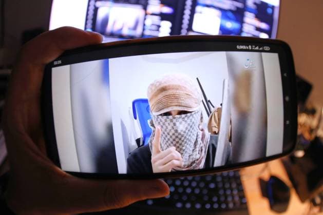 News Themen der Woche KW34 News Bilder des Tages Deutschland, 25.08.2024: Dieses Video ging am Sonntag in Sozialen Netzwerken viral. Es soll angeblich Issa al H. zeigen, den mutmaßlichen Attentäter von Solingen, der vermummt und mit einem Messer in der Hand auf Arabisch einen Treueschwur auf die Terrororganisation Islamischer Staat leistet. Die Authentizität kann nicht überprüft werden. *** Germany, 25 08 2024 This video went viral on social networks on Sunday It allegedly shows Issa al H, the suspected Solingen attacker, wearing a mask and holding a knife, swearing allegiance to the terrorist organization Islamic State in Arabic The authenticity cannot be verified Copyright: xdtsxNachrichtenagenturx dts_44650