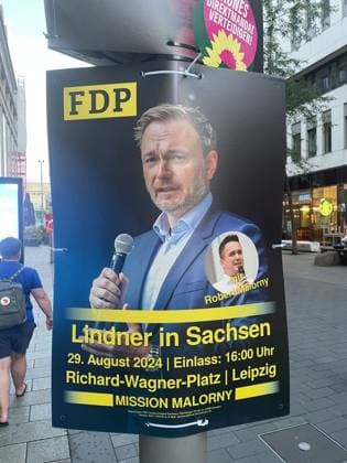 25.08.2024 xmgoodxLandtagswahl, Wahlkampf, Wahlplakate in Leipzig Sachsen Die FDP fährt Prominenz auf - FDP-Chef Christian Lindner wirbt für die Mission Robert Malorny, Spitzenkandidat der FDP Sachsen auf dem Wahlplakat *** 25 08 2024 xmgoodxLandtagswahl, Wahlkampf, Wahlplakate in Leipzig Sachsen Die FDP fährt Prominenz auf FDP Chef Christian Lindner wirbt für die Mission Robert Malorny, Spitzenkandidat der FDP Sachsen auf dem Wahlplakat MG