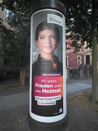 25.08.2024 xmgoodxLandtagswahl, Wahlkampf, Wahlplakate in Leipzig Sachsen BSW-Chefin Sahra Wagenknecht will Frieden eine Heimat geben auf ihrem Wahlplakat *** 25 08 2024 xmgoodxLandtagswahl, Wahlkampf, Wahlplakate in Leipzig Sachsen BSW boss Sahra Wagenknecht wants to give peace a home on her election poster MG