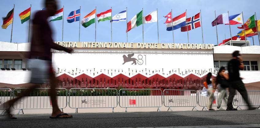 Entertainment Themen der Woche KW35 August 26, 2024, Venice, ITALY: People walk in front of the festival palace as final preparations are underway at the Lido event site ahead of the annual Venice Film Festival, in Venice, Italy, 26 August 2024. The 81st Venice Film Festival runs from 28 August to 07 September 2024. ANSA ETTORE FERRARI Venice ITALY  - ZUMAa110 20240826_zaf_a110_004 Copyright: xEttorexFerrarix