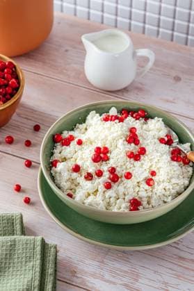 cottage cheese with berries in a bowl on the table R_KUAL240821-1516828-01