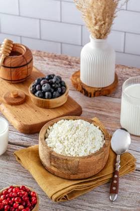 cottage cheese with berries in a bowl on the table R_KUAL240821-1516834-01