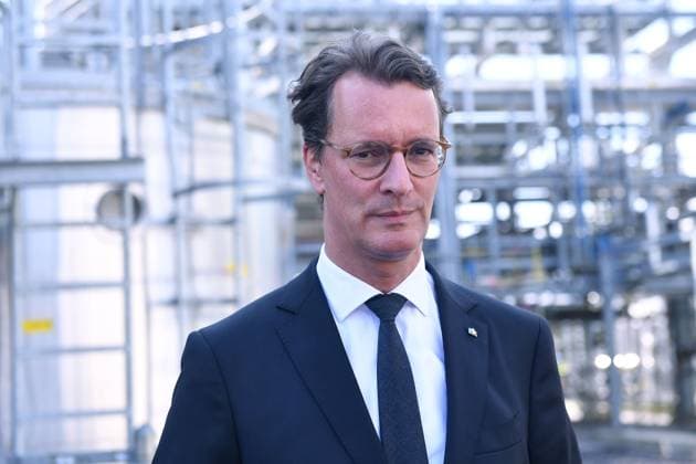 Ministerpräsident Hendrik Wüst weiht Elektrolyseur Trailblazer ein Ministerpräsident Hendrik Wüst weit 26. August 2024 einen Elektrolyseur des Unternehmens Air Liquide am Standort Oberhausen offiziell ein. Der Elektrolyseur wird in Zukunft klimaneutralen Wasserstoff produzieren und ist ein bedeutender Schritt auf dem Weg zum klimaneutralen Industrieland. *** Minister President Hendrik Wüst inaugurates Trailblazer electrolyzer Minister President Hendrik Wüst officially inaugurates an electrolyzer from Air Liquide at the Oberhausen site on 26 August 2024 The electrolyzer will produce climate-neutral hydrogen in future and is an important step on the way to becoming a climate-neutral industrial country xRx