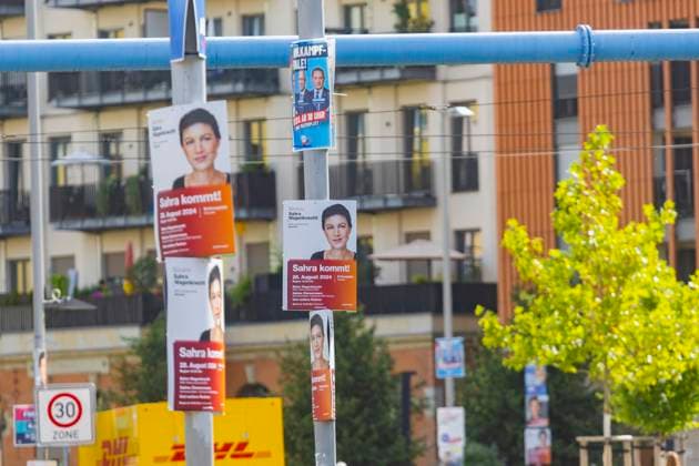 Landtagswahlkampf in Sachsen Die heiße Phase das Landtagswahlkampfes in Sachsen, kann man der Menge der verschiedentsten Botschaften an Bäume und Laternen ablesen. Dresden Sachsen Deutschland *** State election campaign in Saxony The hot phase of the state election campaign in Saxony can be seen in the amount of different messages on trees and lanterns Dresden Saxony Germany