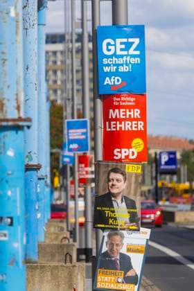 Landtagswahlkampf in Sachsen Die heiße Phase das Landtagswahlkampfes in Sachsen, kann man der Menge der verschiedentsten Botschaften an Bäume und Laternen ablesen. Dresden Sachsen Deutschland *** State election campaign in Saxony The hot phase of the state election campaign in Saxony can be seen in the amount of different messages on trees and lanterns Dresden Saxony Germany