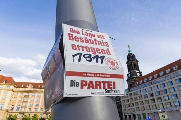 Landtagswahlkampf in Sachsen Die heiße Phase das Landtagswahlkampfes in Sachsen, kann man der Menge der verschiedentsten Botschaften an Bäume und Laternen ablesen. Dresden Sachsen Deutschland *** State election campaign in Saxony The hot phase of the state election campaign in Saxony can be seen in the amount of different messages on trees and lanterns Dresden Saxony Germany