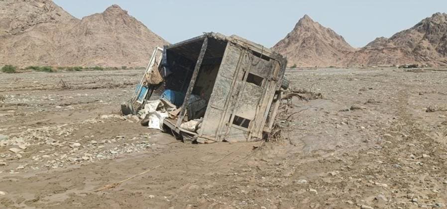 News Themen der Woche KW35 News Bilder des Tages (240826) -- RED SEA STATE, Aug. 26, 2024 -- Photo taken on Aug. 26, 2024 shows a truck destroyed in floods following the collapse of Arbaat Dam in Red Sea State, Sudan. Arbaat Dam in eastern Sudan collapsed on Sunday, causing severe flooding that has killed at least 60 people, with hundreds still missing, a Sudanese official reported on Monday. ( Handout via Xinhua) SUDAN-RED SEA STATE-ARBAAT DAM-COLLAPSE-FLOODING Sudan sxTransitionalxSovereignxCouncil 