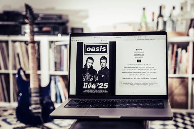 Entertainment Themen der Woche KW35 Entertainment Bilder des Tages 27.08.24, Laptop mit der Website der englischen Band Oasis. Die Band gab heute um 09:00 Uhr auf ihrer Website die Wiedervereinigung der Band und eine Konzert-Tour in 2025 in Großbritannien bekannt *** 27.08.24, Laptop with the website of the English band Oasis. The band announced today at 09:00 on their website the reunion of the band and a concert tour in 2025 in the UK Nordrhein-Westfalen Deutschland, Germany GMS11713