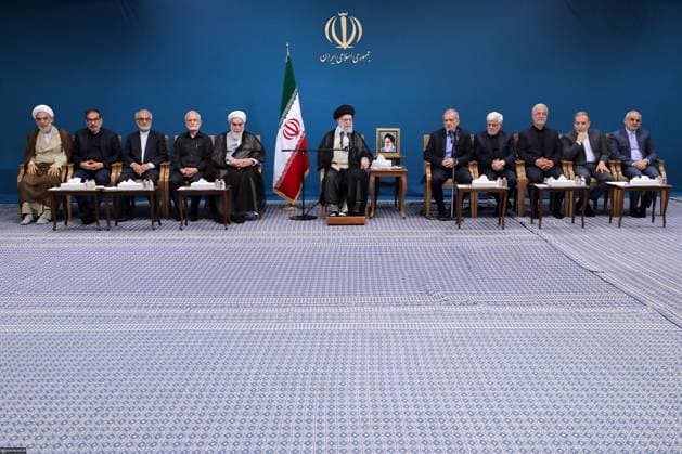 Bilder des Jahres 2024, News 08 August News Themen der Woche KW35 News Bilder des Tages August 27, 2024, Tehran, Iran: Iranian Supreme Leader Ayatollah ALI KHAMENEI (C) meets President MASOUD PEZESHKIAN (5R) and his cabinet for the first time on the occasion of National Government Week and the upcoming anniversary of the martyrdom of martyr Rajaee and martyr Bahonar at Imam Khomeini Hussainiyah in Tehran. Tehran Iran - ZUMAi98_ 20240827_zih_i98_015 Copyright: xIranianxSupremexLeader SxOfficex