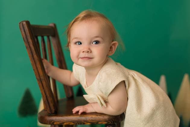 Creative Highlights Symbolbilder Little girl in cream dress standing by a wooden chair Coeur d Alene, Idaho, United States R_PXQG240822B-1508317-01 ,model released, Symbolfoto