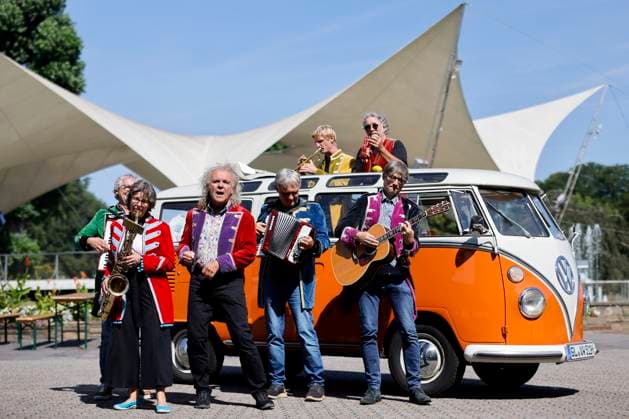 Entertainment Themen der Woche KW35 Die Band Köbes Underground mit ihrem Frontmann Ecki Pieper (Mitte), bekannt aus der alternativen Karnevalssitzung Stunksitzung, posiert im Tanzbrunnen anlässlich ihres anstehenden Konzertes. Köln, 27.08.2024 NRW Deutschland *** The band Köbes Underground with their frontman Ecki Pieper Mitte , known from the alternative carnival session Stunksitzung, poses in the Tanzbrunnen on the occasion of their upcoming concert Cologne, 27 08 2024 NRW Germany Copyright: xChristophxHardtx
