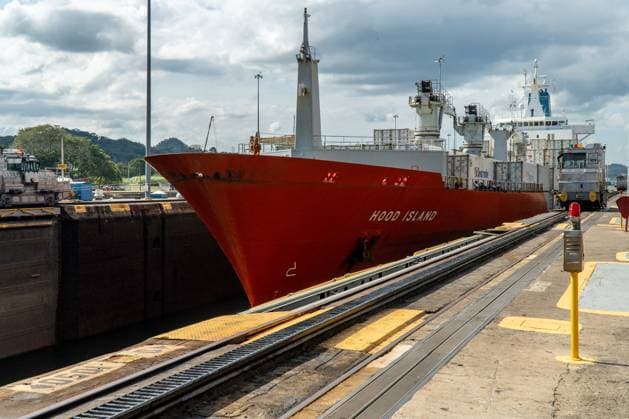 Cargo ship passing through Miraflores Locks in the Panama Canal. Santa Lucia Chiriqui Panama Copyright: xEdwinxRemsbergx xVWPicsx ere_remsberg2402031570