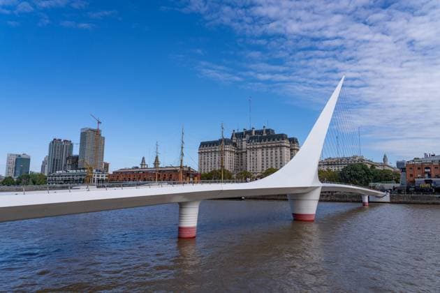 La Puente de la Mujer or the Woman s Bridge over Dock 3 in Puerto Madero, Buenos Aires, Argentina. Behind is the Libertador Building, headquarters of the Ministry of Defense. Buenos Aires Puerto Madero Autonomous City of Buenos Aires Argentina Copyright: xJonxG.xFullerx xVWPicsx 6847-JGF-PuertoMadero-BuenosAires-AR